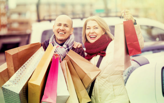 couple with shopping bags